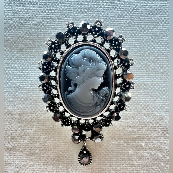 Vintage Black And Gray Cameo Brooch - Picture 5 of 7